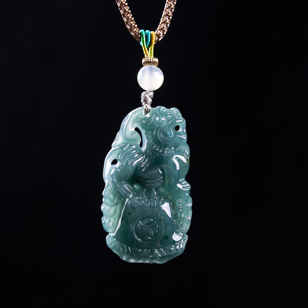 Burmese Jadeite Pixiu Pendant  - Vintage Fashion Design recension och pris